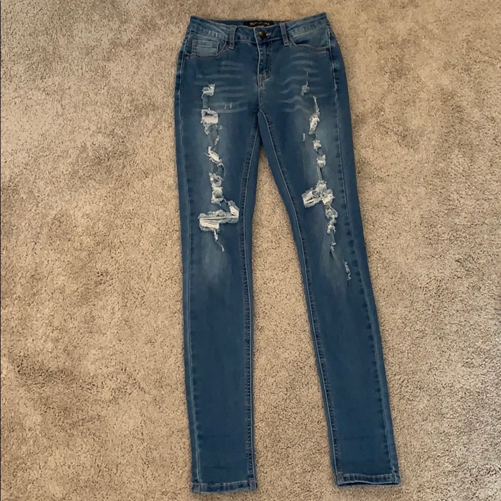 Light wash distressed jegging jeans